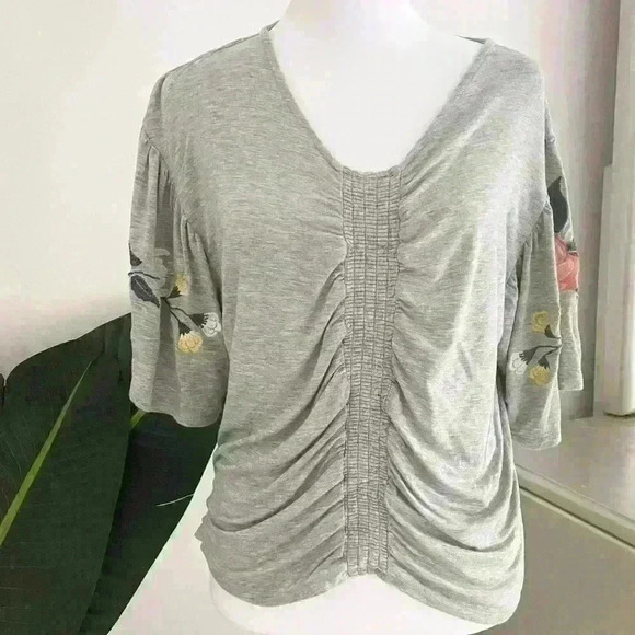 Coco + Jaimeson Gray Embroidered Top Size XS Juniors Ruffle Front Short Sleeve - Picture 1 of 5